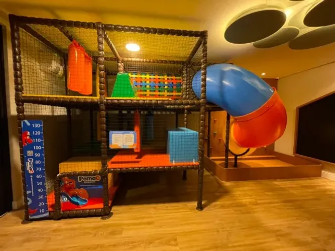 KID PLAY COMPACTO COM ESCORREGADOR TUBULAR - NOVO