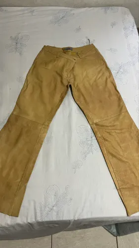Calça de couro caramelo