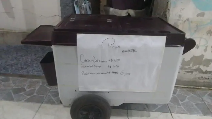 Carrinho de sorvete/açaí com guarda sol