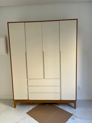 Guarda Roupa 4 Portas e 3 Gavetas