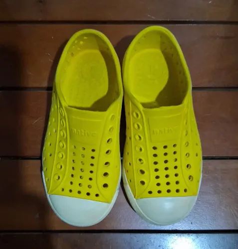 Lindos tênis/ Babuche Native na cor amarelo - TAM 26