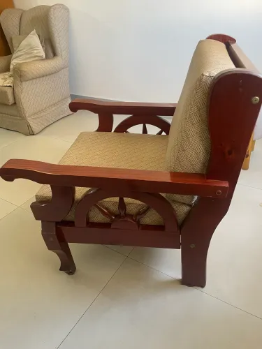 Poltrona de madeira estilo retrô