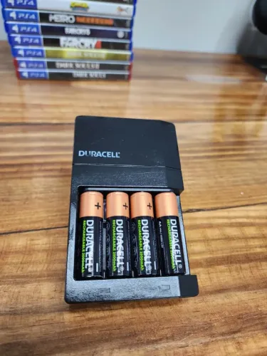 Carregador de Pilhas Duracell + 4 Pilhas Recarregáveis Duracell | Em Excelente Estado