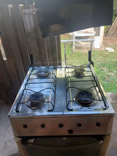 Vendo fogão,funcionando perfeitamente,forno bem conservado,motivo da venda (comprei outro)