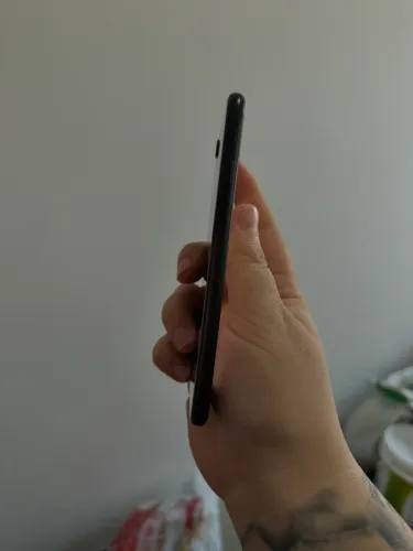 iPhone SE novo 500,00