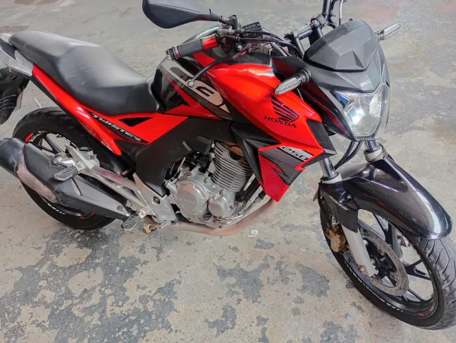 Vendo essa moto cb 250 Twister, valor 14 mil