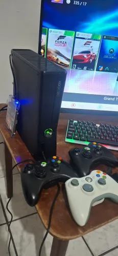 Xbox 360 Slim + HD 320GB + 43 Jogos + 2 Controles