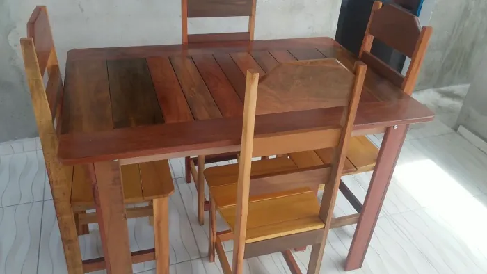 Mesa com 4 cadeiras