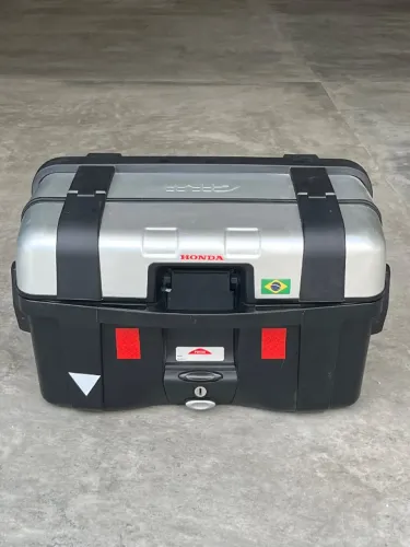 Baú GIVI traseiro 46 litros Prata/Preto modelo Trk46n