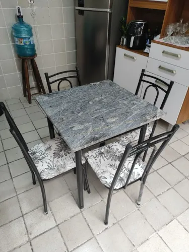 Mesa com 4 cadeira 1 MÊS DE USO