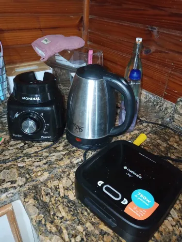 Liquidificador mondial, sanduicheira, chaleira eléctrica 