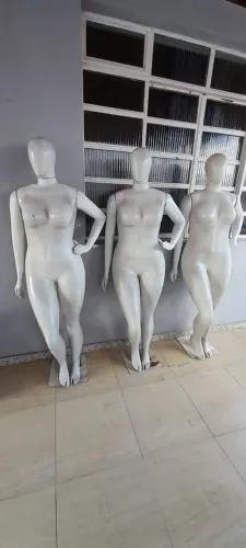 Manequim plus size pose