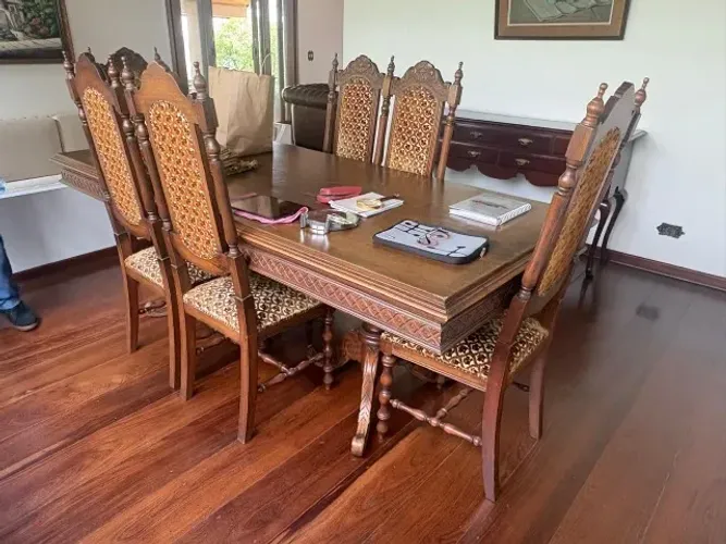 Mesa de madeira cerejeira + oratório
