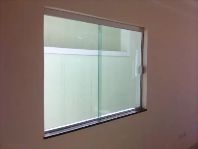 Janela de vidro 2 folhas ( 1 fixa e 1 correndo ) com acabamento em alumínio branco + fecho