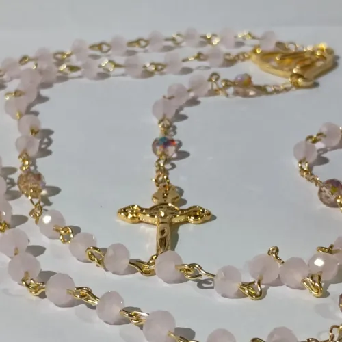 Preço com pedras em rosa bebê com imagens de nossa Senhora crucifixo banhado a ouro