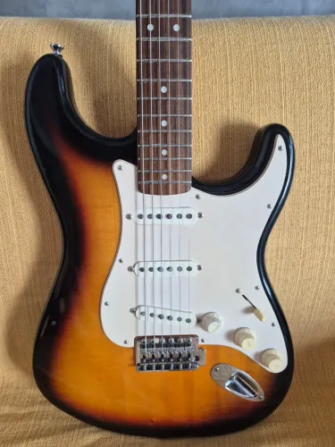 Guitarra Squier Tunada