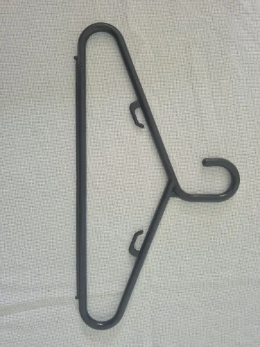 Cabide preto de plástico resistente 