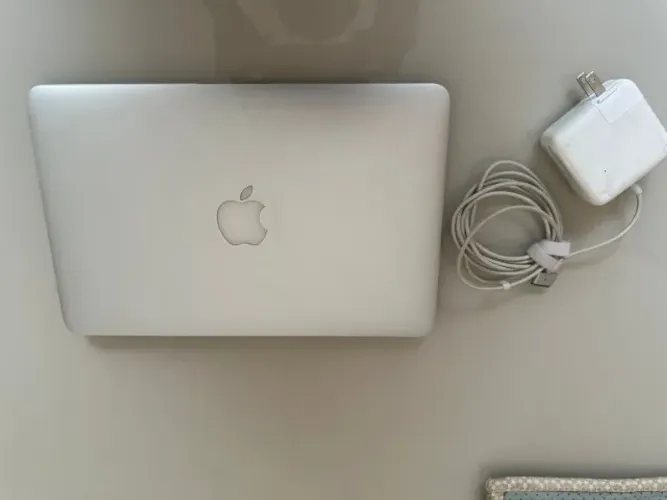 MACBOOK AIR