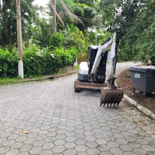 Locação de máquinas e caminhões para terraplanagem e outros serviços 