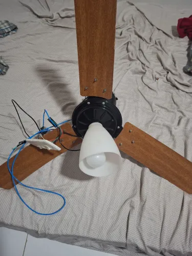 Ventilador de teto semi-novo. Funcionando perfeitamente.