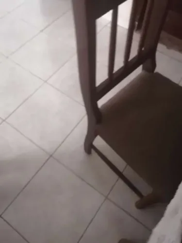 Vendo cadeira de madeira maciça com design exclusivo. Preço de oportunidade