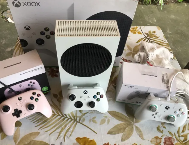 Xbox Series S com 3 controles