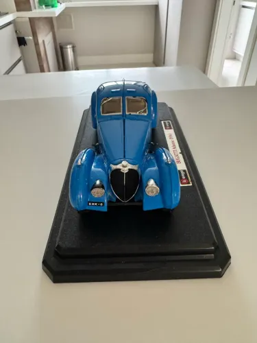 Miniatura Bugatti Atlantic 1936 escala 1:24 marca Burago