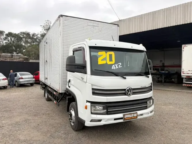 Volkswagen Delivery 11.180, Baixo km , Baú.