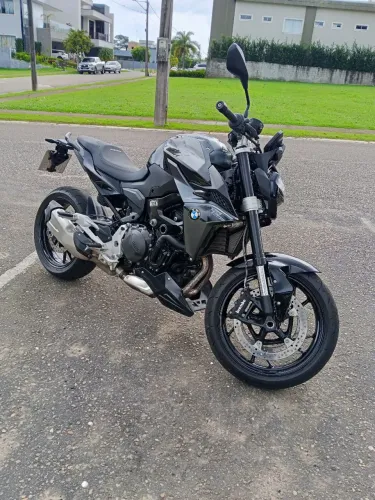 F900R SPORT PLUS TRIPLE BLACK em estado de nova!! Apenas 4.600km e na garantia de fábrica 