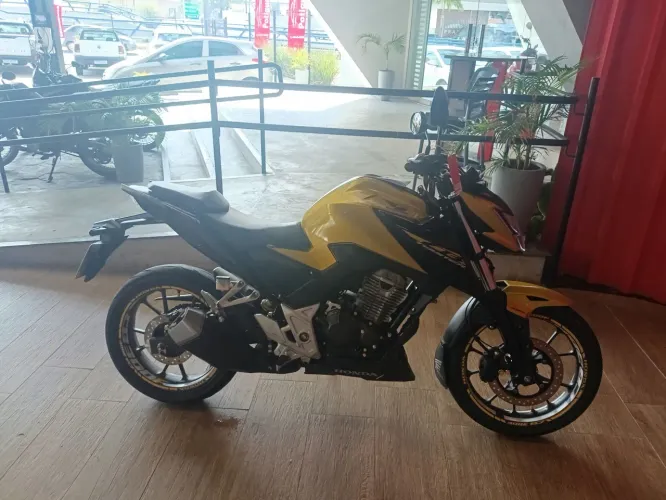 Vendo moto cb300f perfeitas condições