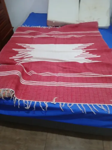 Vendo tapete  vermelho e branco 