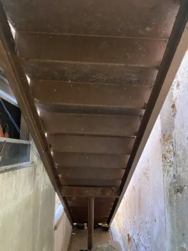 Escada de acesso em ferro