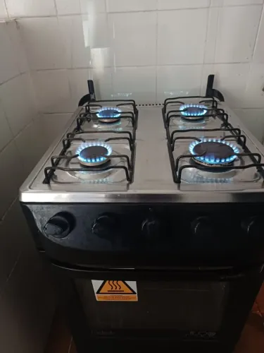 Fogão de 4 bocas com forno 