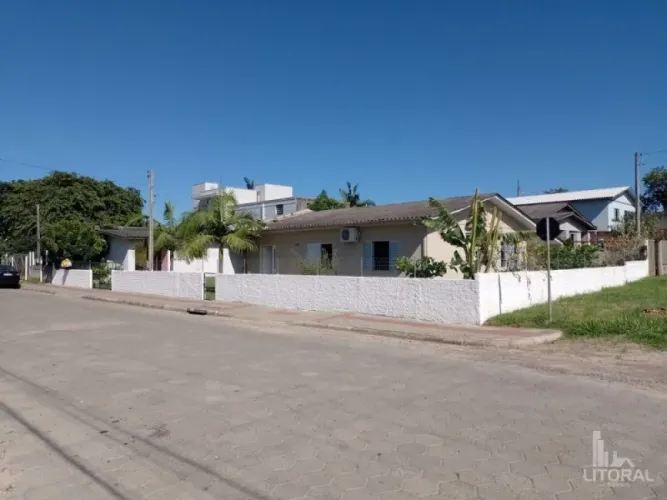 CASA DE ESQUINA 450M² - COM 04 QUARTOS 02 BANHEIROS