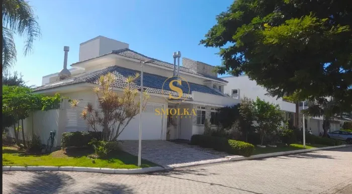Casa à venda em condominio fechado, com 4 dormitórios, sendo 3 suítes e 2 vagas de garagem