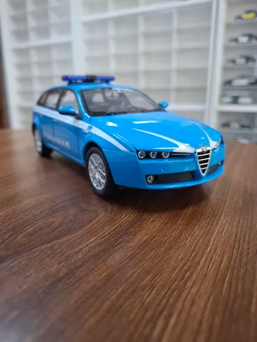 Miniatura Police Welly 1/24 Alfa Romeo 159 Sportwagon Polizia Italiana