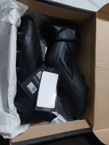 Chuteira umbro preta Nova na caixa 