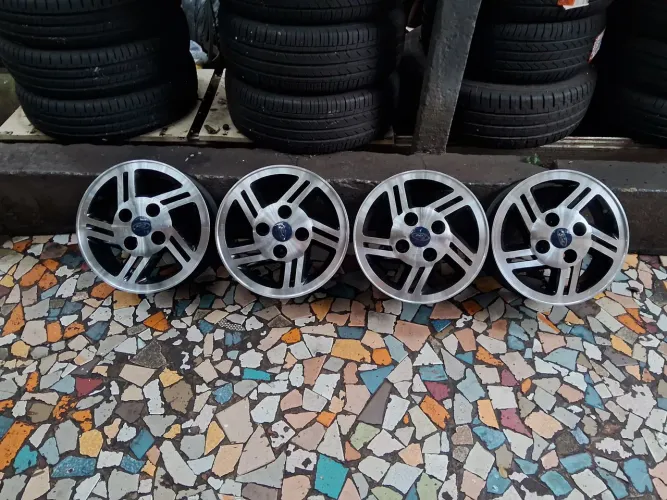 Jogo de rodas de liga leve aro 13/4 furos modelo Escort XR3 com furacão 4x108