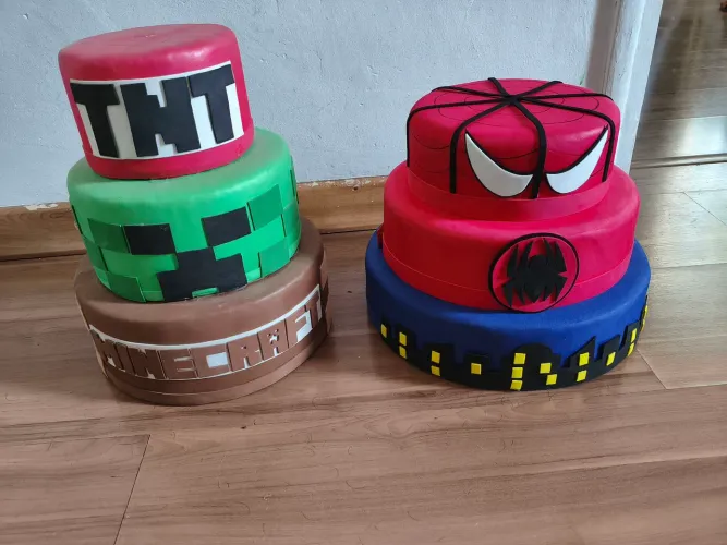 Bola fake Minecraft e homen aranha