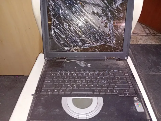 Notebook e telas de notebook usadas bom estado