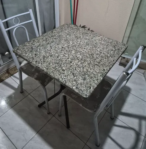 Conjunto - Mesa de mármore com duas cadeiras