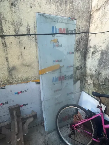 Prateleira de vidro espessa de 1,90 por 66 cm ideal pra lojas e coisas pesadas/sem suporte
