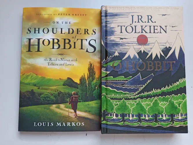 2 Livros: O Hobbit (português) e On the Shoulders of Hobbits (inglês)