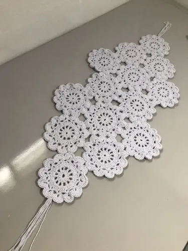 Trilho de mesa em crochê 