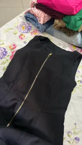 Vestido feminino com zíper na frente 