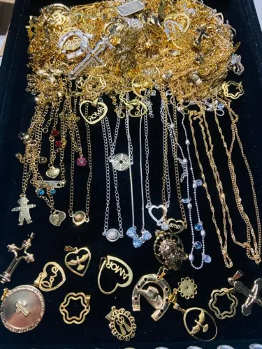 276 PEÇAS entre colares, pingentes e pulseiras folheados em prata e ouro