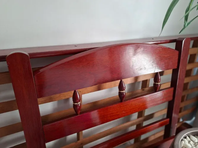 Cama de solteiro de madeira