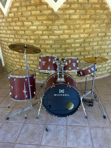 Bateria Michael Trinity Completa + Pratos + Ferragens + Banco - R$ 2.600