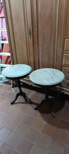 Mesinha de canto de madeira nobre