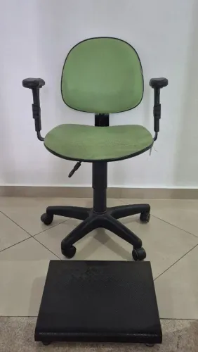 Cadeira escritório + apoio para os pés